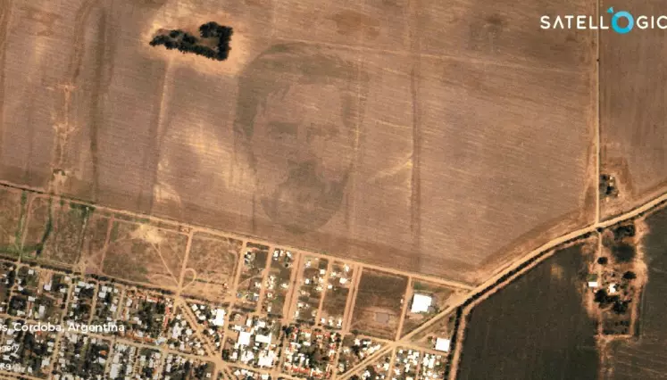 visage de Messi apparaissant dans un champs de maïs
