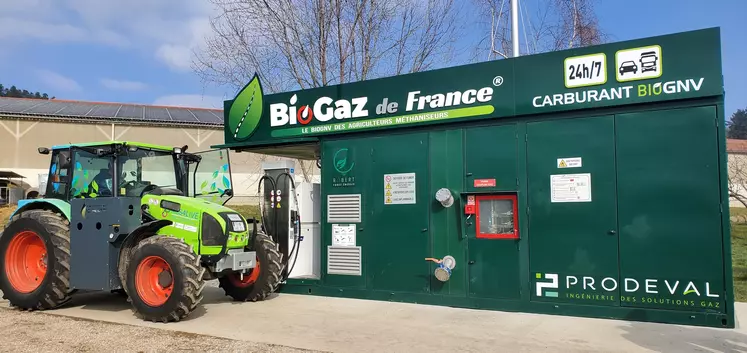 Dans la Loire, un tracteur Claas d'occasion a été transformé pour carburer au biogaz. 