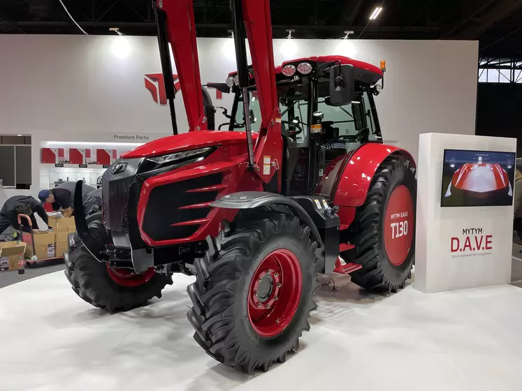 Le coréen Tym s'illustre par le design de son tracteur T130 de 130 ch