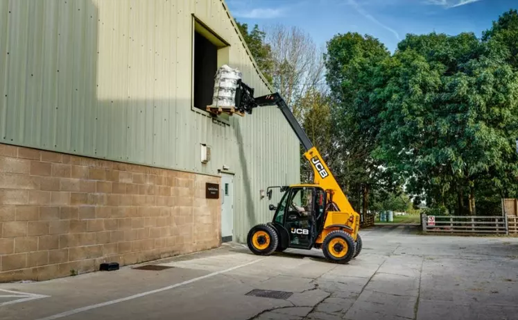 Le chargeur télescopique JCB 514-40 lève 1,4 t et atteint 4 m de haut.