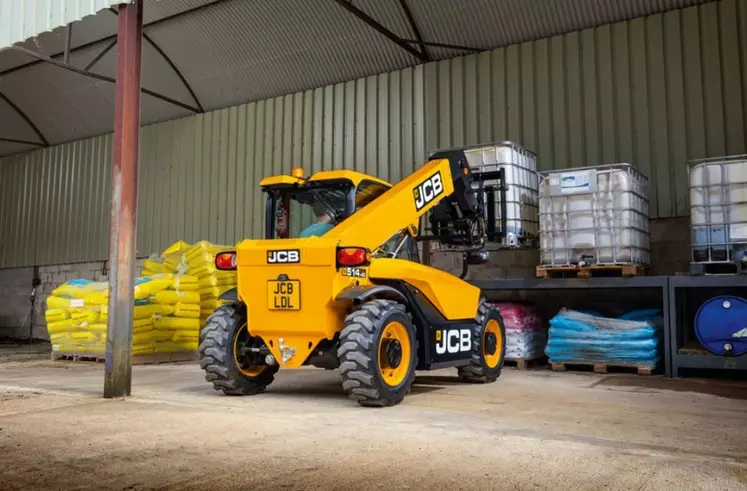 Le chargeur télescopique JCB 514-40 adopte une motorisation latérale délivrant 24 ch.