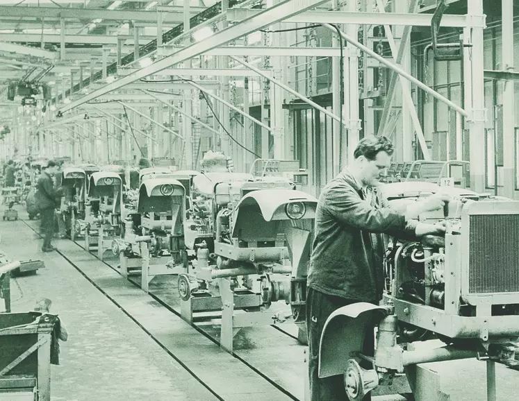 Les premiers tracteurs produits, en 1921, étaient des Lanz Bulldog. 200 000 unités y seront produites jusqu'en 1956, date à laquelle John Deere rachète l'usine.