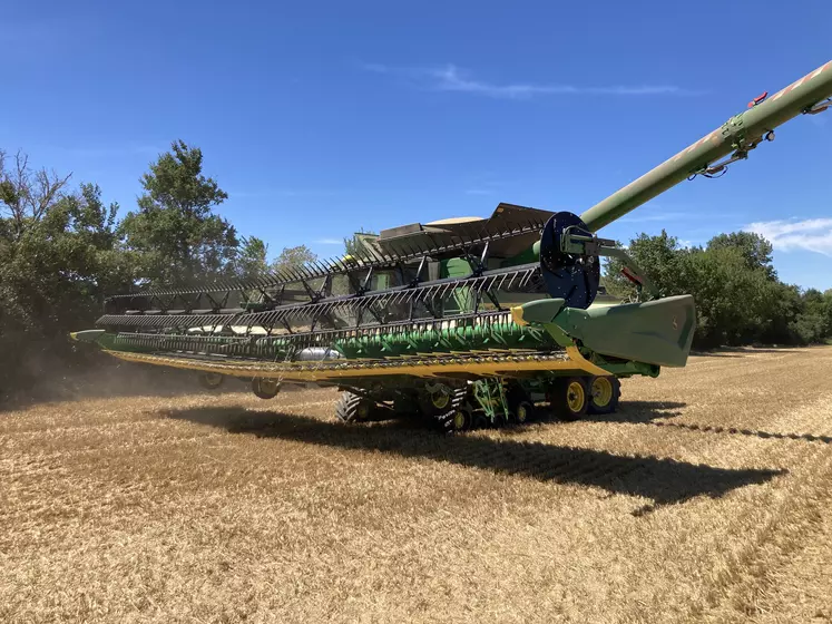 Les coupes articulées John Deere intègrent un dispositif hydraulique permettant de relever les parties latérales, lors des manœuvres en bout de champ.