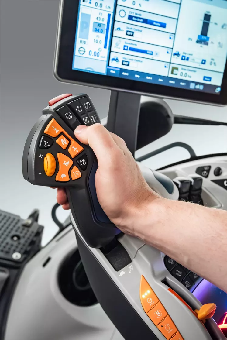 Les joysticks multifonctions offrent une ergonomie de plus en plus élaborée au fil des générations de tracteurs. Celui des T8 Genesis de New Holland offre une meilleure identification des boutons par le toucher.