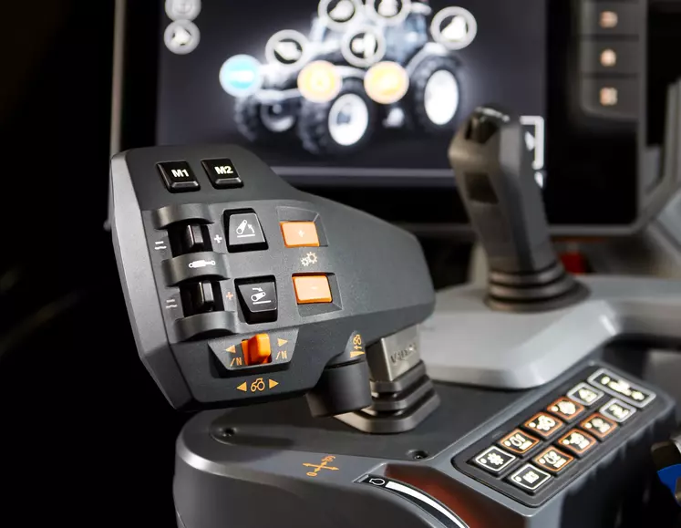 L'accoudoir SmartTouch des tracteur Valtra profit d'un joystick privilégiant la simplicité d'utilisation.