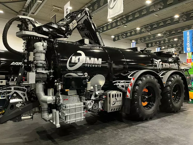 La tonne à lisier Kumm Technik KTR Titan dispose d'un pont moteur et peut recevoir des pneus de 900 mm de large et 2,05 m de diamètre.