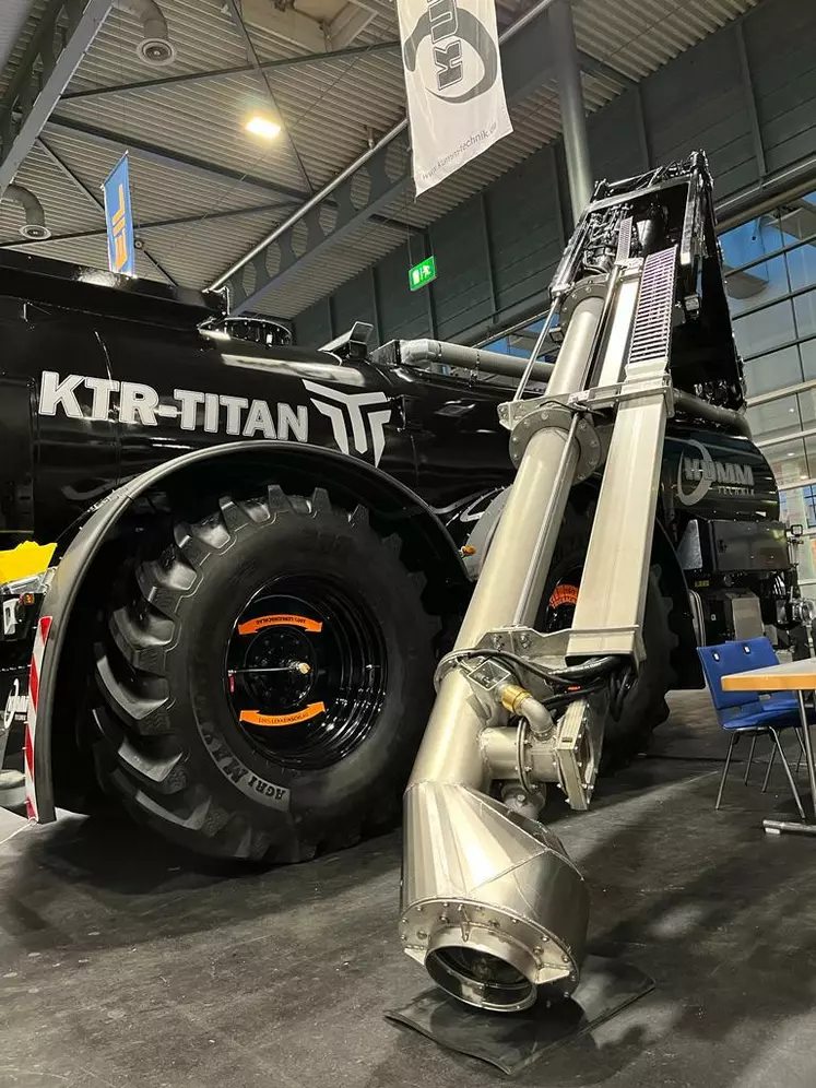 La tonne à lisier Kumm Technik KTR Titan reçoit de série un bras de pompage 10 pouces télescopique.