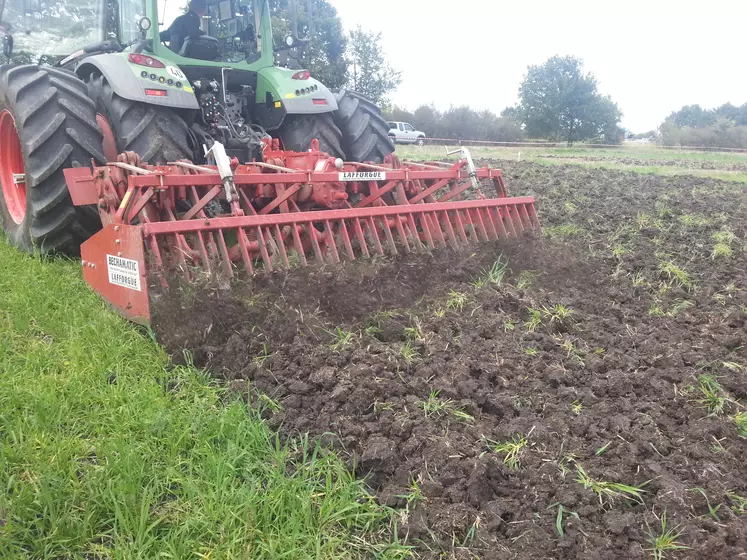 Les machines à bêcher ne demandent pas de puissance de traction, car le mouvement de leurs organes travaillants a pour effet de « pousser » le tracteur, comme une fraise rotative.