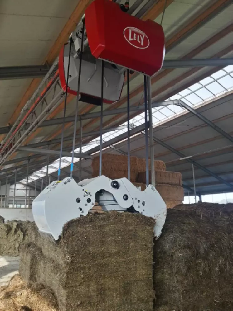 Afin de réduire les signes d’usure sur les pièces en contact avec les fourrages, Le grappin d’approvisionnement du constructeur Lely est fabriqué en inox.