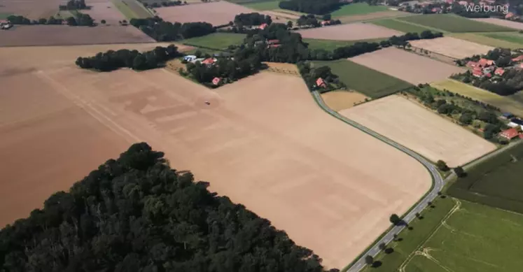 Renè Wendelewski s'est amusé à dessiner un logo Grimme géant à l'aide d'un tracteur Fendt et d'un semoir Amazone, en implantant ses couverts.  