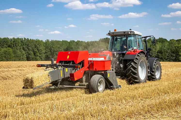 La presse MF 1842S de Massey Ferguson réalise des balles cubiques de 457 mm de large et 365 mm de haut.