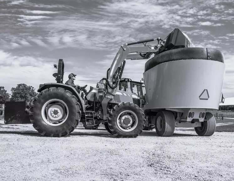 Tracteur avec arceau et chargeur frontal