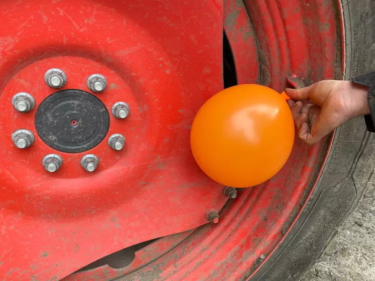 Le trafiquant dealait le gaz hilarant stocké dans les pneumatiques du tracteur.