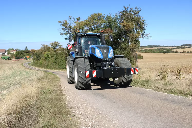 Un tracteur non attelé, homologué à 50, 60 km/h ou plus, peut circuler sur la route à son allure maximale, en respectant bien sûr les limitations de vitesses signalées sur les panneaux. 
