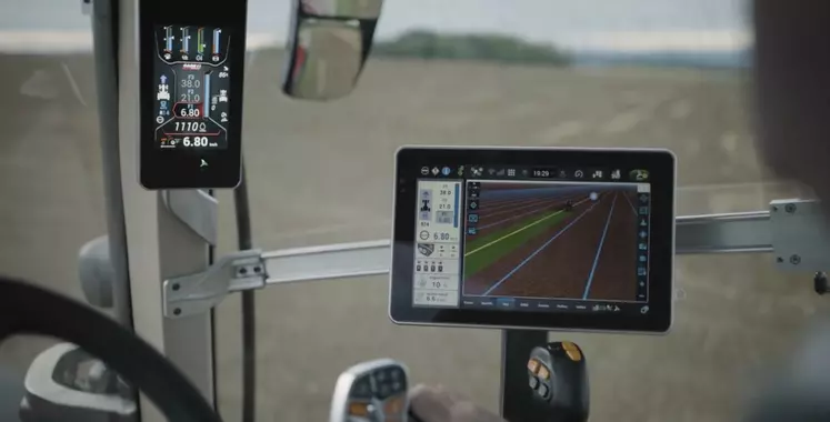 La nouvelle génération de tracteurs Case IH Optum dispose d'un tableau de bord déplacé sur l montant avant droit.