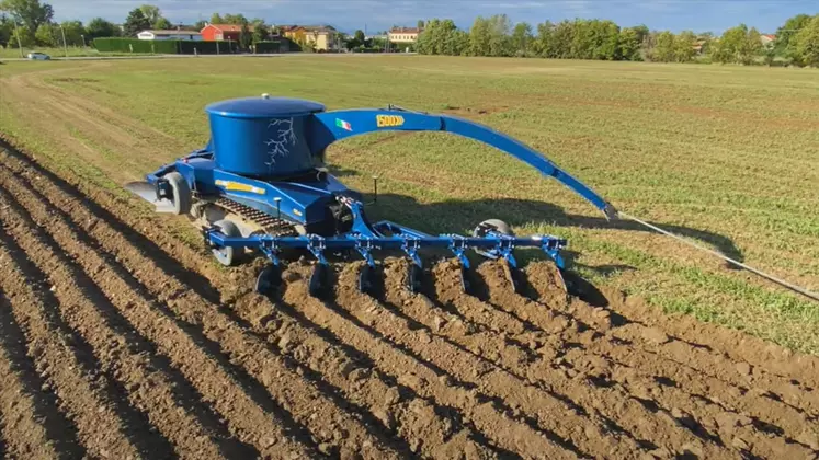 Oxe-e propose un tracteur électrique robotisé câblé.