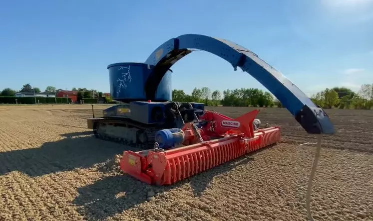 Le robot anime électriquement la herse rotative grâce à un moteur intégré sur l'outil de travail du sol.