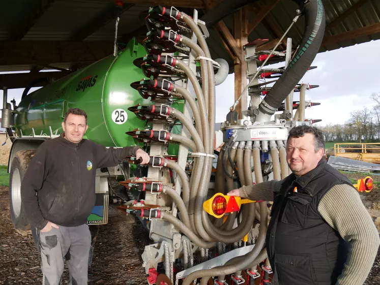 A gauche, Jean-François Chapeau, responsable de la tonne à lisier, et à droite, Paul Brichet, président de la Cuma du Rodiveau de Morannes-sur-Sarthe-Daumeray (49).