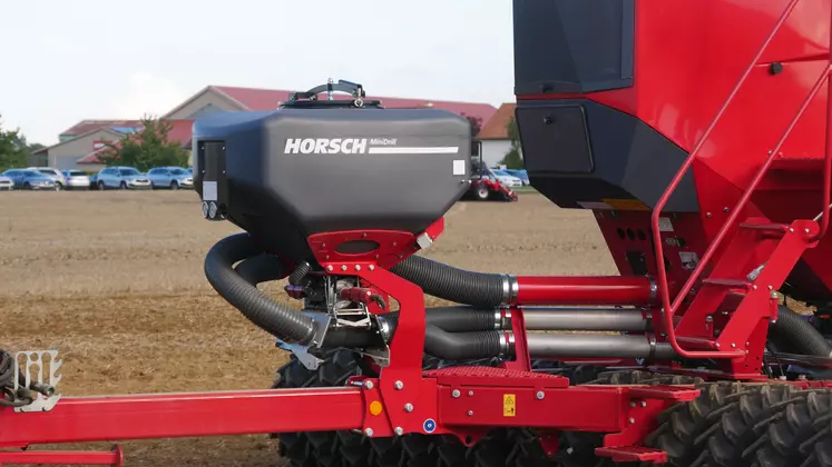 Le semoir Horsch Minidrill affiche une autonomie de 400 litres. 