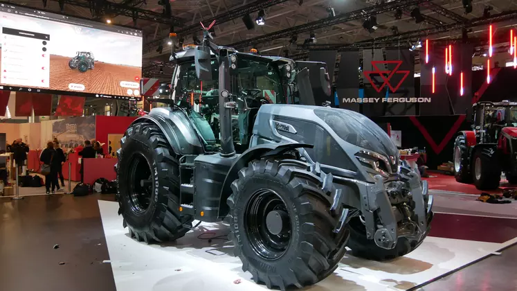 Un seul tracteur sur le stand Valtra, une version Unlimited de la récente série Q. 