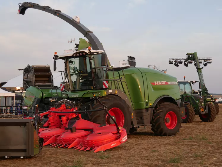 Ensileuse Fendt Katana 850 avec bec à maïs Kemper