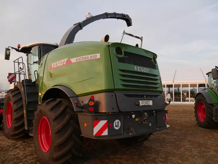 Ensileuse Fendt Katana 850 avec bec à maïs Kemper