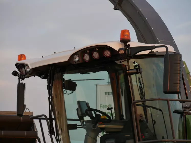 Cabine de l'ensileuse Fendt Katana 850 avec bec à maïs Kemper