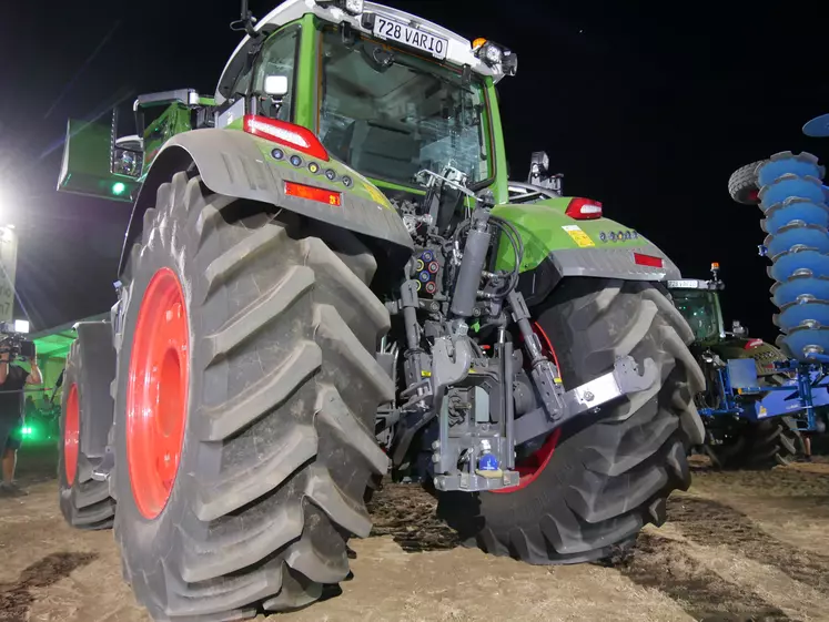 Fendt 700 Vario Gen7 - vue relevage arrière