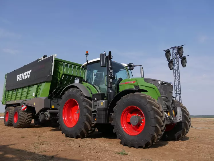 Nouveau tracteur Fendt 700 Vario Gen7 avec remorque autochargeuse Fendt