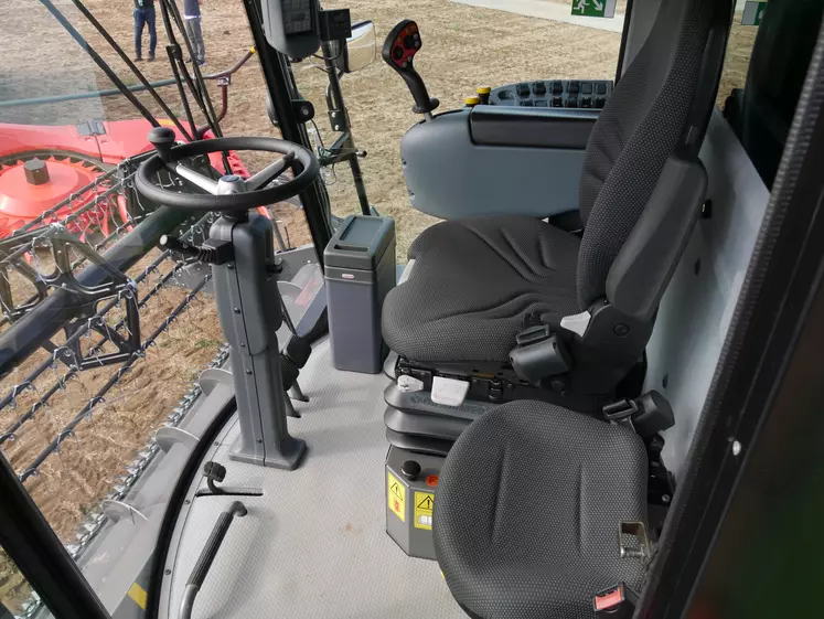 Intérieur de la cabine des moissonneuses-batteuses Fendt Corus 500