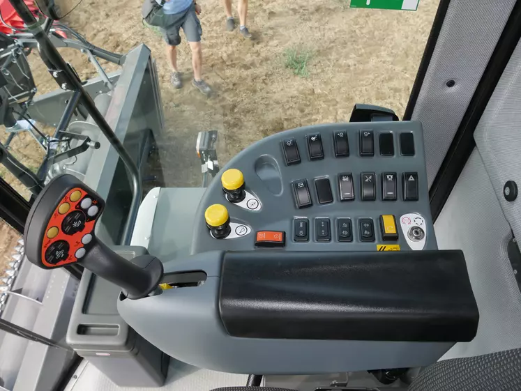 Accoudoir multifonction et joystick des moissonneuses-batteuses Fendt Corus 500