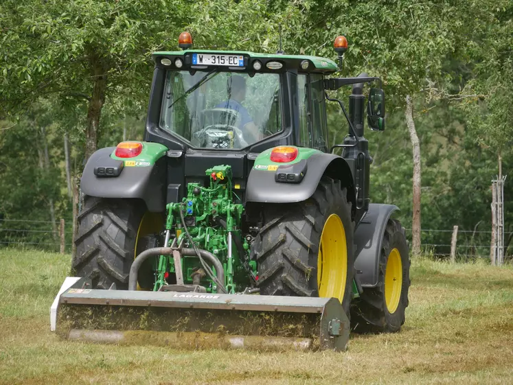 Employer autant que possible le régime de prise de force économique, notamment lorsque l'outil peut être aisément entraîné par le tracteur. 