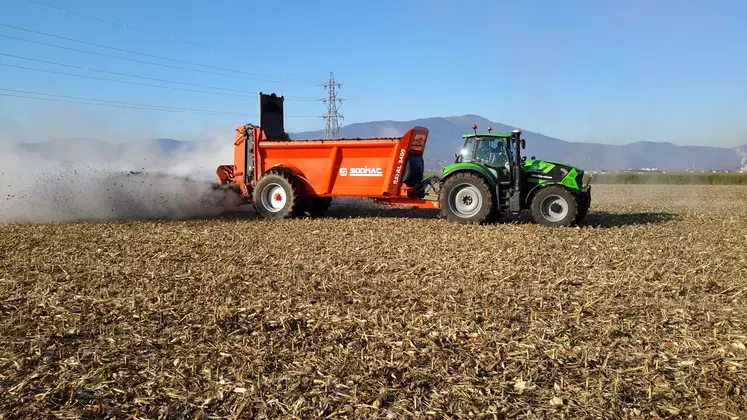 Epandeur Sodimac Rafal avec table d'épandage et tracteur Deutz-Fahr