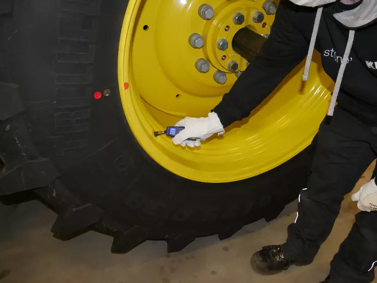 La pression des pneus du tracteur s’ajuste à l’identique à gauche et à droite.