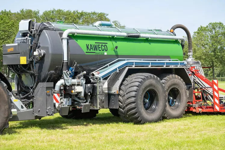 Destinés aux entrepreneurs de travaux agricoles, les tonnes à lisier Kaweco Profi III sont uniquement disponibles avec une pompe à lobes rotatifs. De série, elles accèdent au relevage arrière de 5 tonnes, au DPAE, à l'Isobus, à la suspension hydraulique... En option, elles peuvent bénéficier de la pesée, du capteur NIR, de l'essieu à voie variable hydraulique.