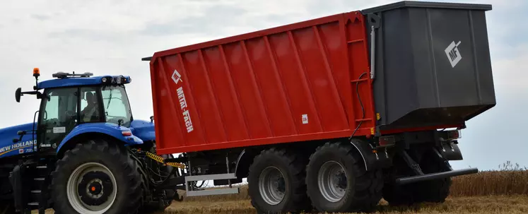 Benne à fond poussant Metal-Fach attelée à un tracteur New Holland