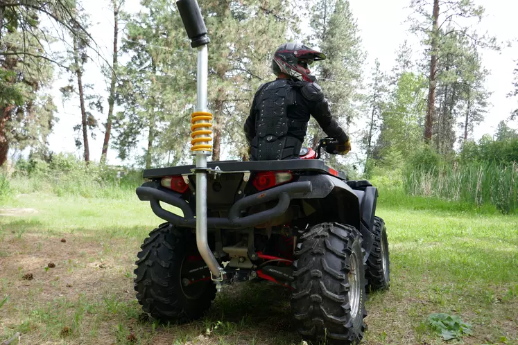 Le système de protection Quadbar se fixe en deux points sur le quad.