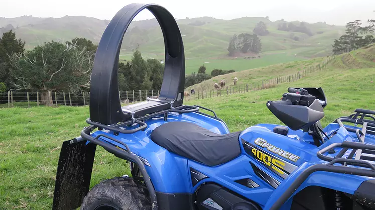 Le QuadGuard de la firme néozélandaise Ag-Tech Industries est un arceau rigide en matière plastique.