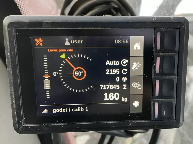 Le terminal Q-Companion de Quicke assiste le chauffeur lors de la pesée. Le curseur vert donne l’inclinaison de l’outil à respecter et la zone grise sur le barre-graphe à gauche de l’écran indique la zone dans laquelle le chargeur doit passer pour effectuer la mesure.