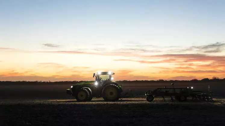 John Deere a dévoilé au salon de l'innovation électronique CES à Las Vegas son tracteur autonome d'ors et déjà disponible à la vente. 