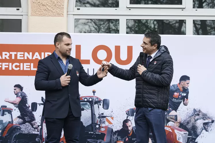 Jérôme Rey a reçu les clés du McCormick X7.624 des mains de Jean-Luc Fernandez, directeur général d'Argo France.