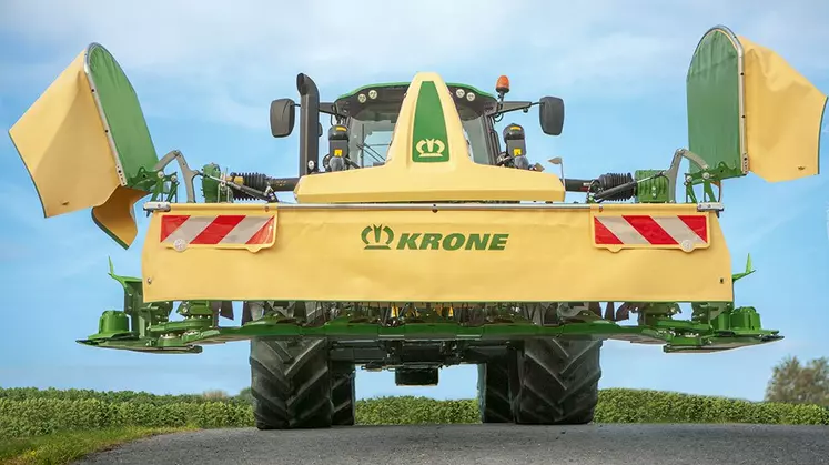 Médaille d'argent Agritechnica 2019 - Krone -  La faucheuse conditionneuse frontale Krone EasyCut F 400 CV présente une largeur de travail de 4 m et se replie au transport en respectant un gabarit de 3 m. 