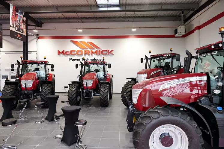 Tracteurs McCormick en exposition au siège social d'Argo France.