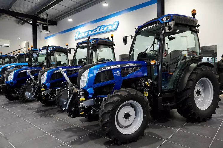 Tracteurs spécialisés Landini REX en exposition dans le showroom d'Argo France.