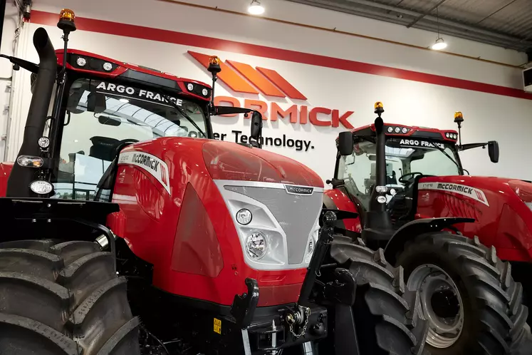 Tracteurs McCormick dans le showroom d'Argo France.