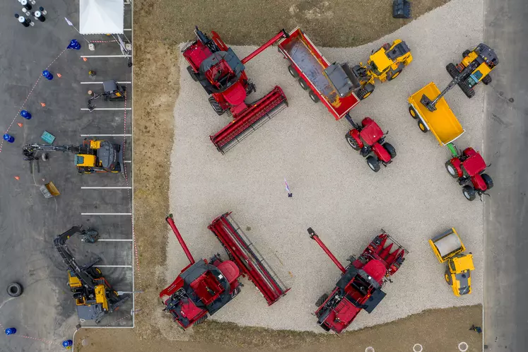 Chargeuses et pelleteuses Volvo et moissonneuses-batteuses et tracteurs Case IH exposées pour les 100 ans du groupe Malécot