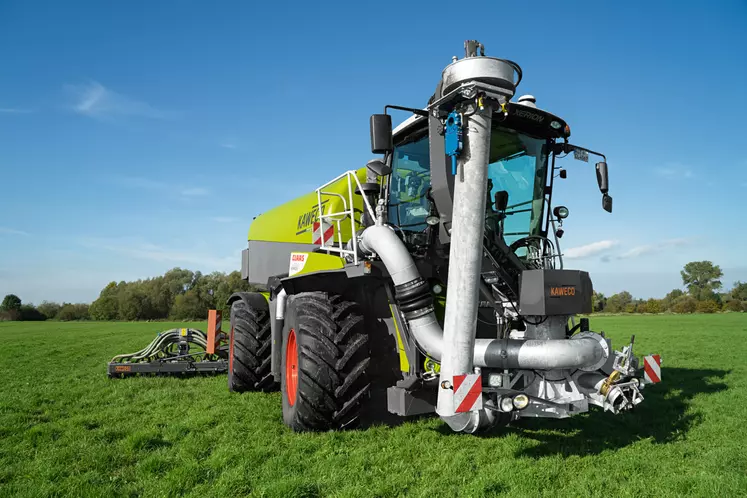 Le Claas Xerion 4000 Saddle Trac avec bras de pompage