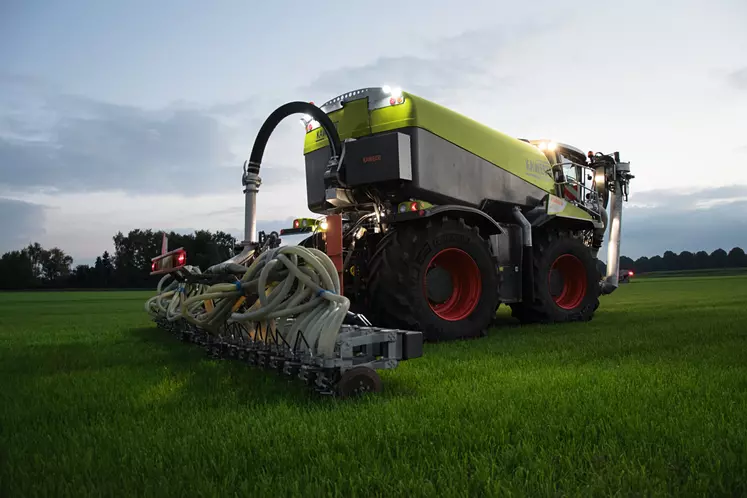 Le Claas Xerion 4000 Saddle Trac avec injecteur prairie