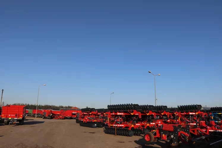 02 – Le stock de matériels sur le parc de l’usine Metal-Fach est impressionnant.