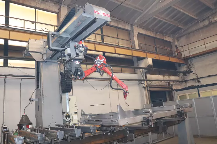 L’usine Metal-Fach est équipée de plusieurs robots de soudure.